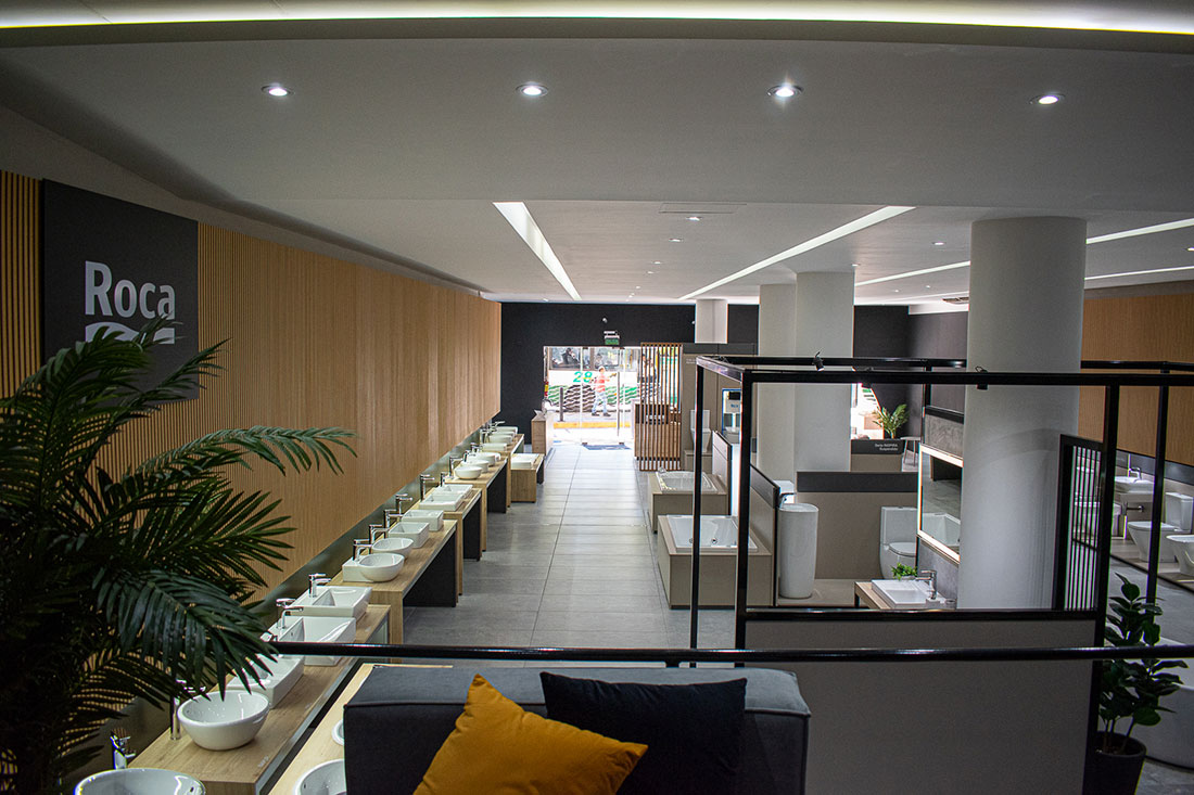 <p>Nuestro Showroom, ubicado en el barrio de Nuñez de la Ciudad de Buenos Aires, está orientado tanto a profesionales como a consumidores finales que estén interesados en conocer y recibir asesoramiento sobre nuestros productos (Colecciones de baño, bachas, griferías, bañeras, hidros,...). Los profesionales podrán visitarnos acompañados de sus clientes y trabajar juntos en sus proyectos, en un espacio del showroom preparado especialmente para ello, donde los asistiremos y brindaremos la mejor atención. También realizamos capacitaciones de productos, desayunos de trabajo, y diversos eventos para agasajar a nuestros clientes y público objetivo. ¡Los esperamos!</p>4