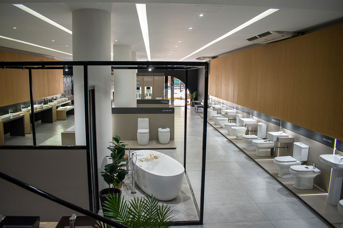 <p>Nuestro Showroom, ubicado en el barrio de Nuñez de la Ciudad de Buenos Aires, está orientado tanto a profesionales como a consumidores finales que estén interesados en conocer y recibir asesoramiento sobre nuestros productos (Colecciones de baño, bachas, griferías, bañeras, hidros,...). Los profesionales podrán visitarnos acompañados de sus clientes y trabajar juntos en sus proyectos, en un espacio del showroom preparado especialmente para ello, donde los asistiremos y brindaremos la mejor atención. También realizamos capacitaciones de productos, desayunos de trabajo, y diversos eventos para agasajar a nuestros clientes y público objetivo. ¡Los esperamos!</p>2
