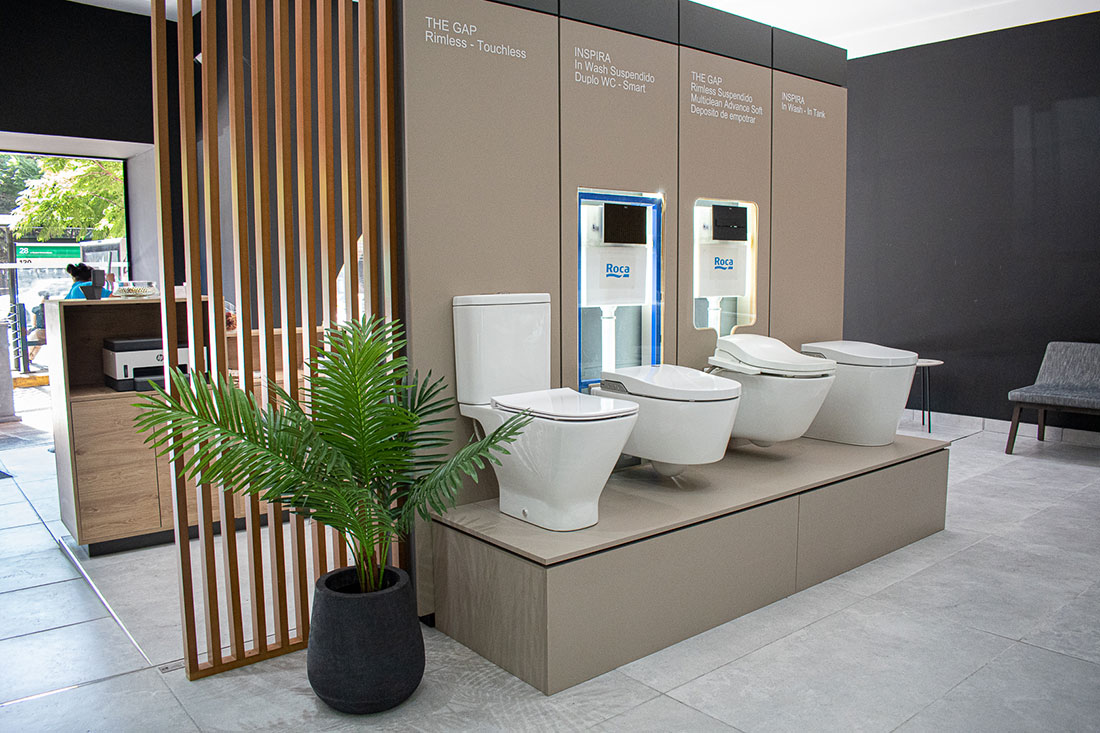 <p>Nuestro Showroom, ubicado en el barrio de Nuñez de la Ciudad de Buenos Aires, está orientado tanto a profesionales como a consumidores finales que estén interesados en conocer y recibir asesoramiento sobre nuestros productos (Colecciones de baño, bachas, griferías, bañeras, hidros,...). Los profesionales podrán visitarnos acompañados de sus clientes y trabajar juntos en sus proyectos, en un espacio del showroom preparado especialmente para ello, donde los asistiremos y brindaremos la mejor atención. También realizamos capacitaciones de productos, desayunos de trabajo, y diversos eventos para agasajar a nuestros clientes y público objetivo. ¡Los esperamos!</p>1