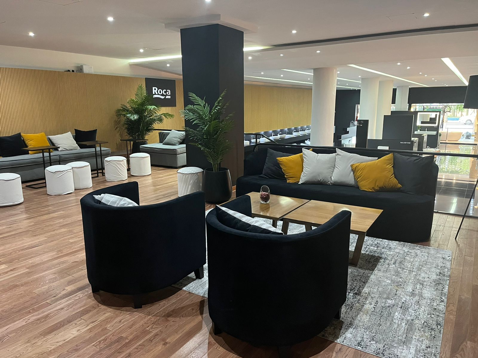 <p>Nuestro Showroom, ubicado en el barrio de Nuñez de la Ciudad de Buenos Aires, está orientado tanto a profesionales como a consumidores finales que estén interesados en conocer y recibir asesoramiento sobre nuestros productos (Colecciones de baño, bachas, griferías, bañeras, hidros,...). Los profesionales podrán visitarnos acompañados de sus clientes y trabajar juntos en sus proyectos, en un espacio del showroom preparado especialmente para ello, donde los asistiremos y brindaremos la mejor atención. También realizamos capacitaciones de productos, desayunos de trabajo, y diversos eventos para agasajar a nuestros clientes y público objetivo. ¡Los esperamos!</p>7